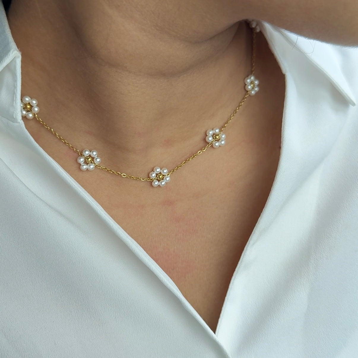 White flora necklace
