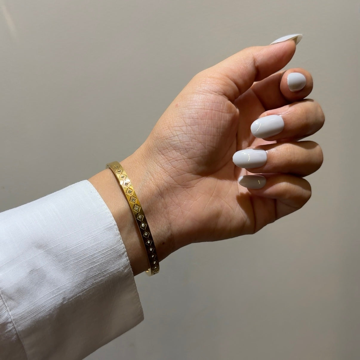 Single layer stack bangle