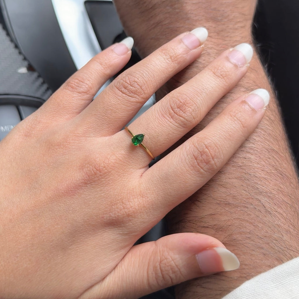 Minimal emerald stone ring