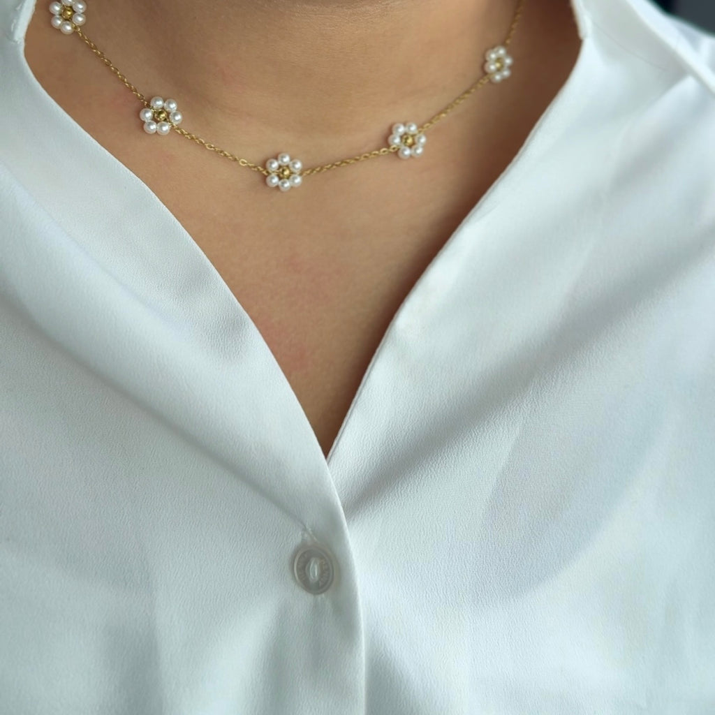 White flora necklace