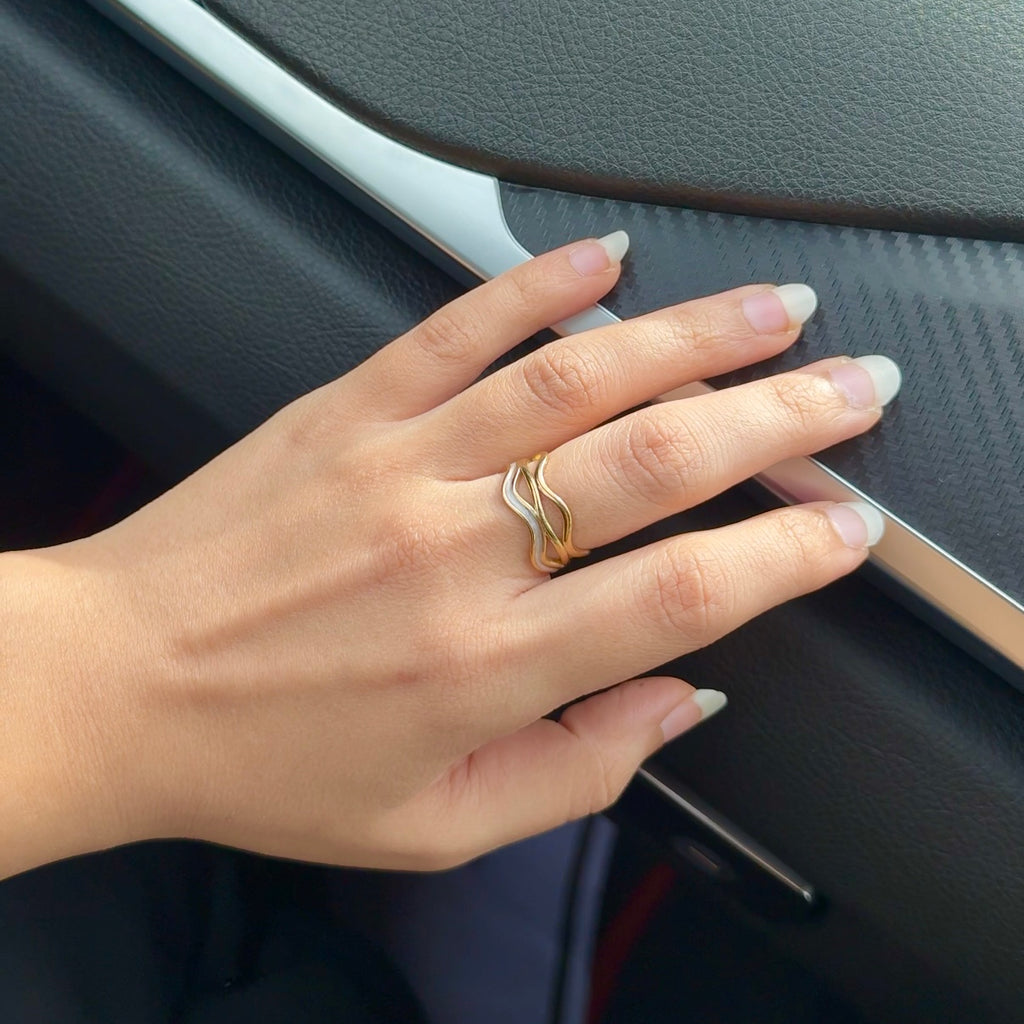 White wave ring