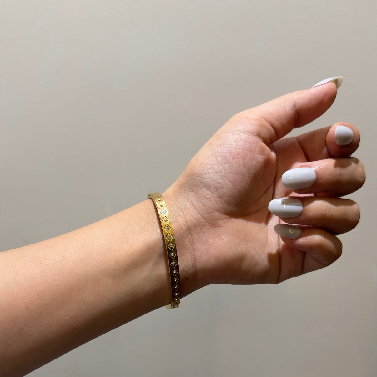 Single layer stack bangle