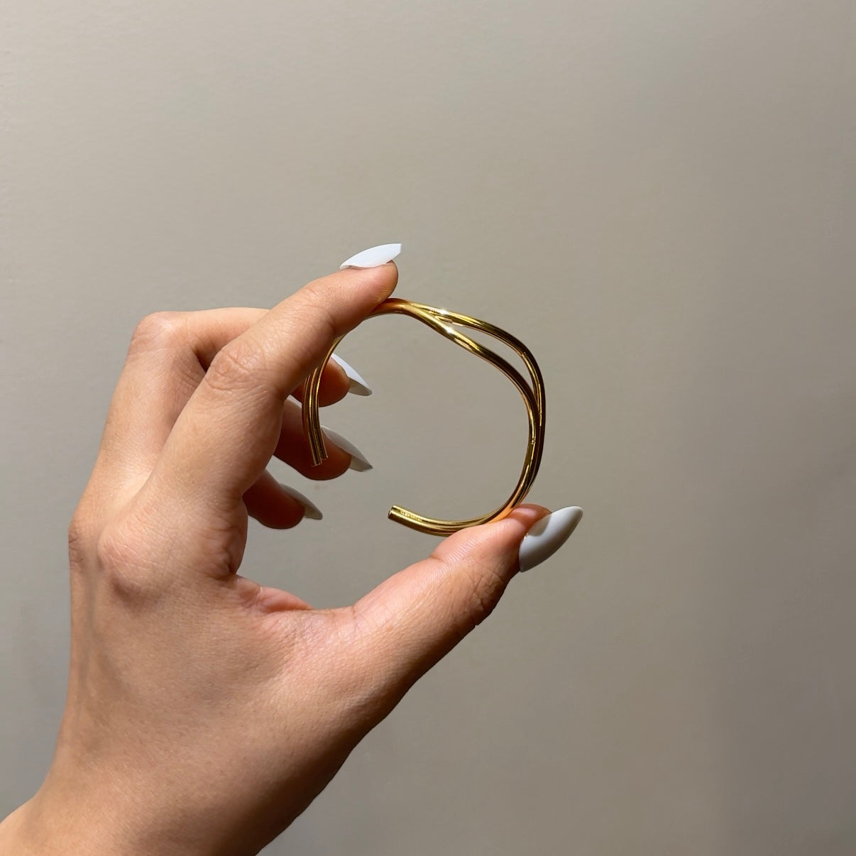 Open-wave bangle