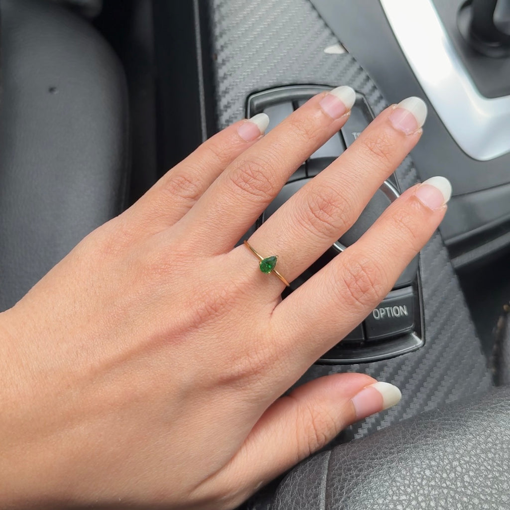Minimal emerald stone ring