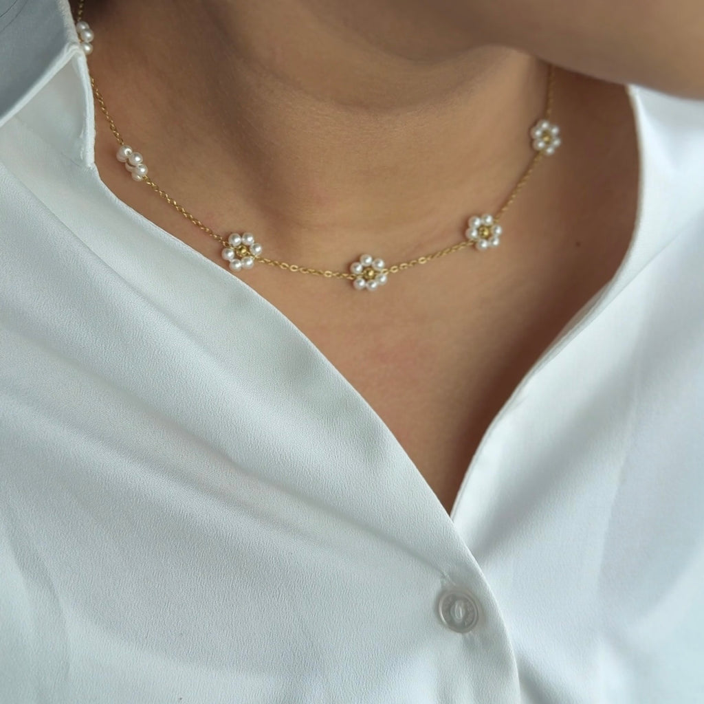White flora necklace