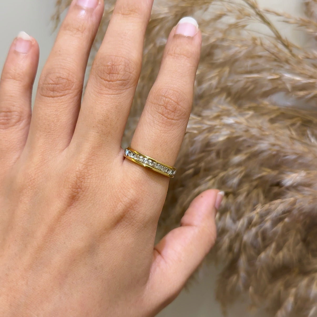 Single layer stone ring