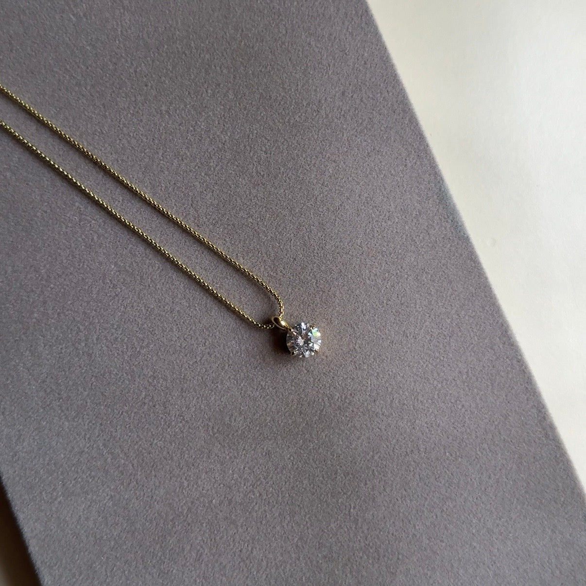 Eclat Solitaire necklace